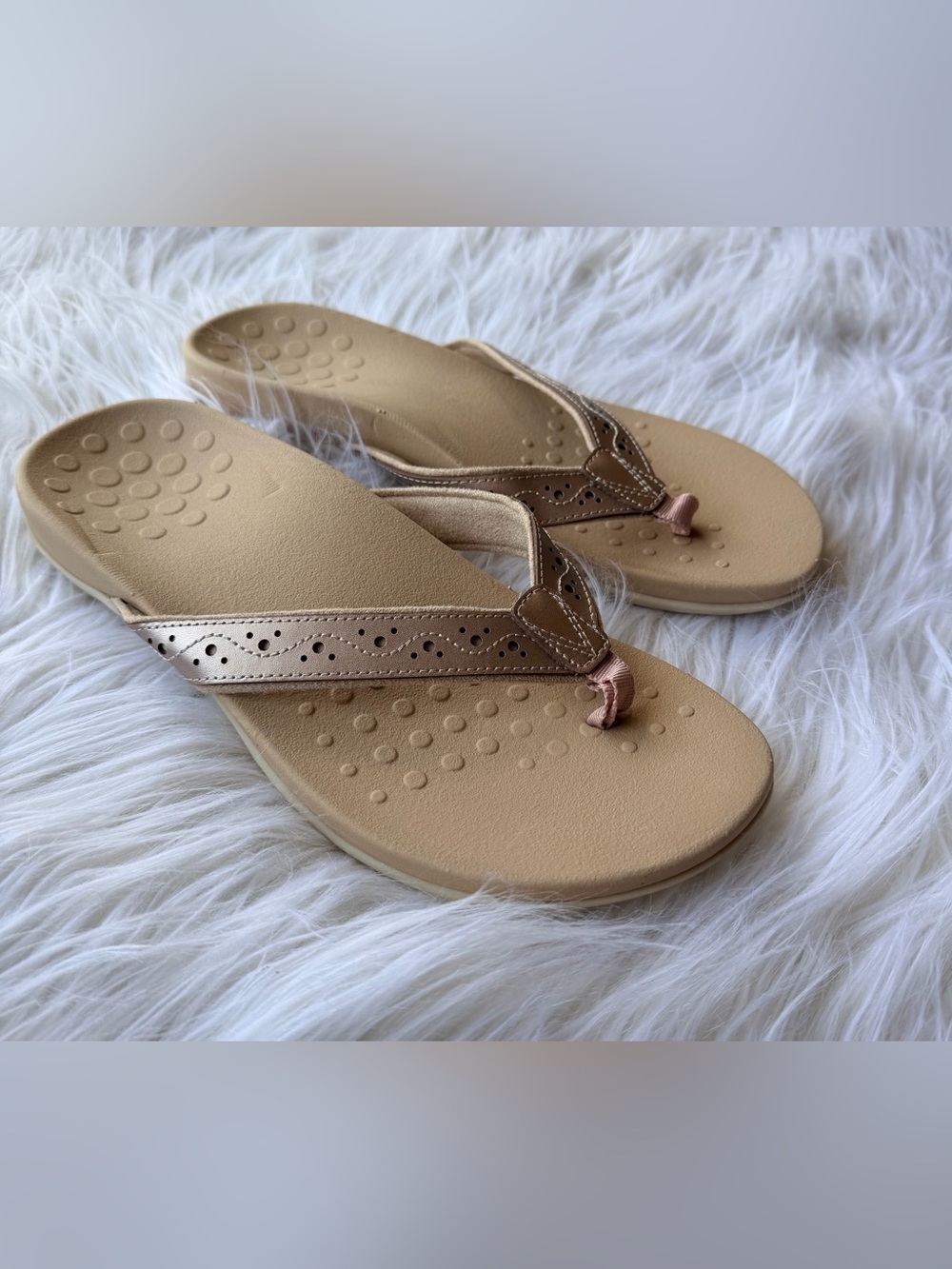 Vionic Women’s 9.5 WIDE Aliza Rose Gold Thong Flip Flop Sandals - Picture 1 of 5